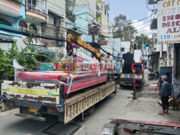 Xe nâng cẩu Thanh Nhã vận chuyển hàng cho khách tại Hậu Giang