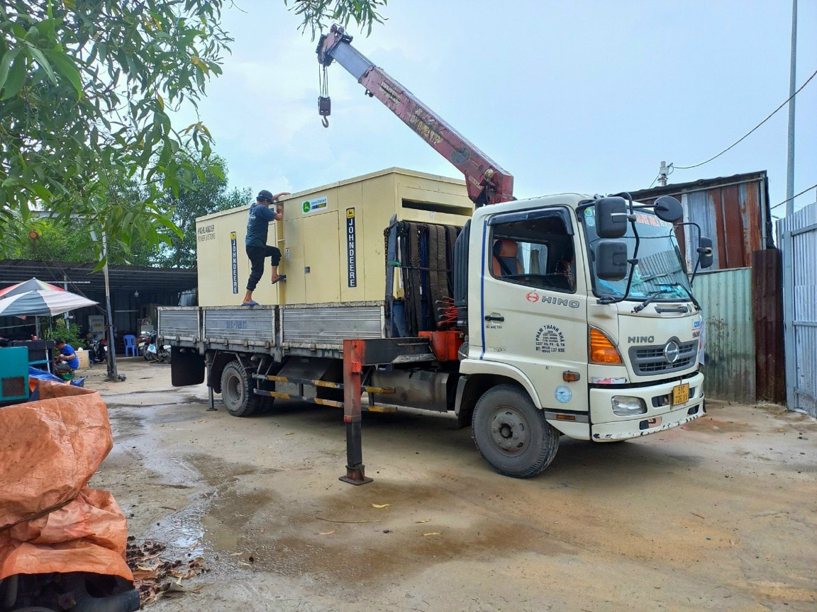 Tài xế Thanh Nhã dỡ hàng cho khách