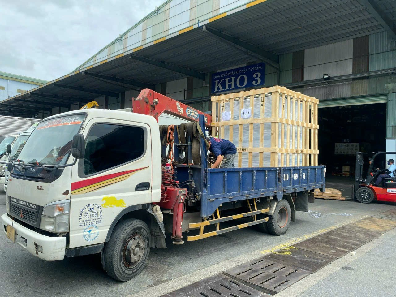 Xe cẩu Thanh Nhã đang giao hàng cho khách
