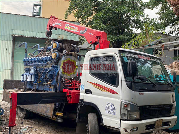 Xe cẩu vận chuyển máy móc lớn tấn