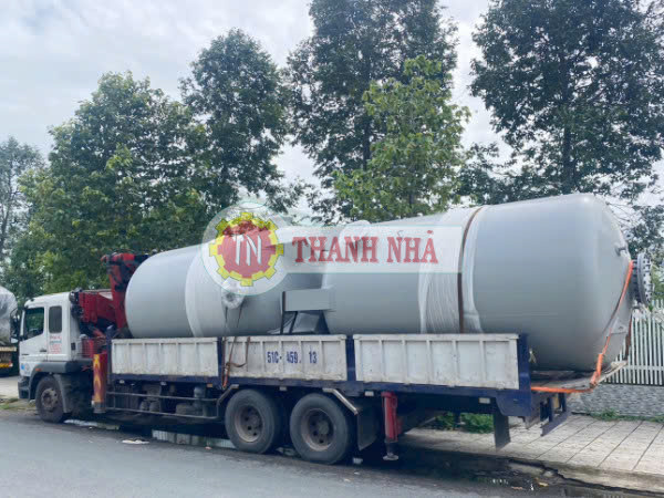 Xe cẩu Thanh Nhã vận chuyển bồn chứa tại Cà Mau