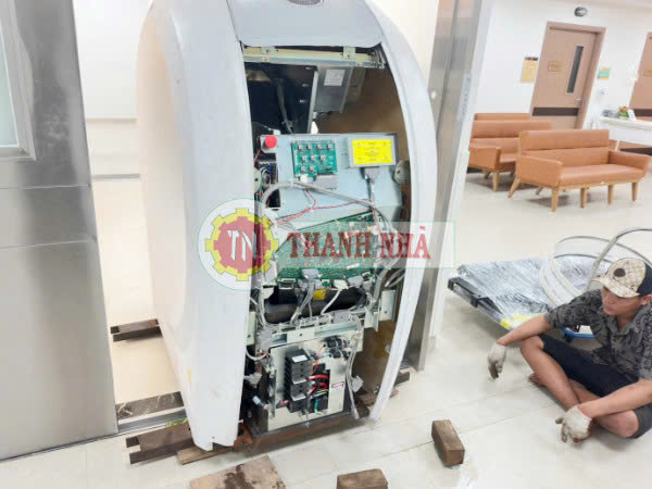 Nâng cẩu Thanh Nhã bàn giao thiết bị y tế cho bệnh viện