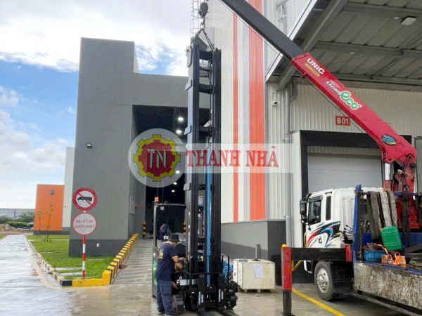Dịch vụ vẩn chuyển xe nâng bằng xe cẩu của Thanh Nhã