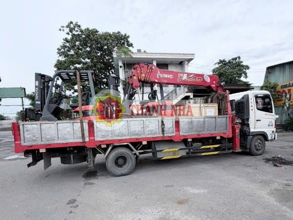 Xe cẩu Thanh Nhã vận chuyển xe nâng cho khách hàng