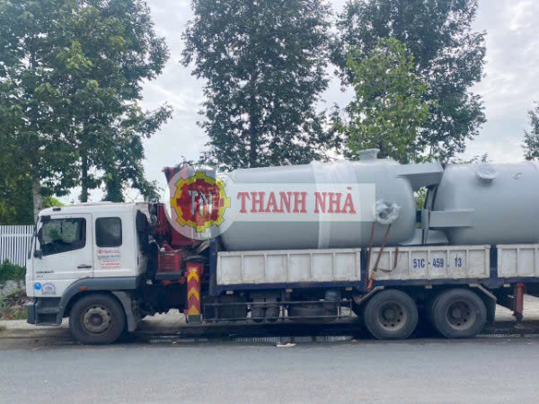 Xe cẩu Thanh Nhã giao bồn chứa tại Càu Mau cho khách