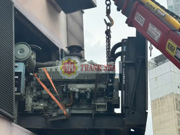Tài xế Thanh Nhã bốc máy móc lên xe cẩu