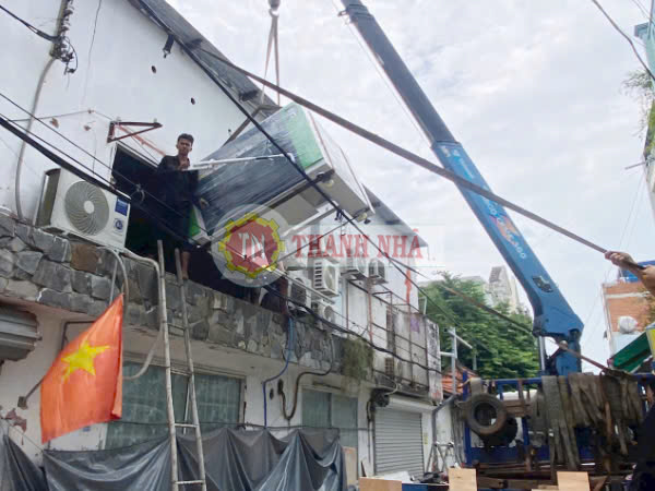 Xe cẩu Thanh Nhã đang làm việc