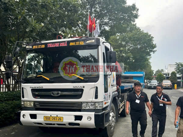Xe nâng cẩu Thanh Nhã di dời máy móc tại Long Xuyên