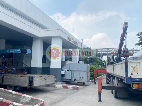 Xe cẩu Thanh Nhã đang dỡ hàng cho khách
