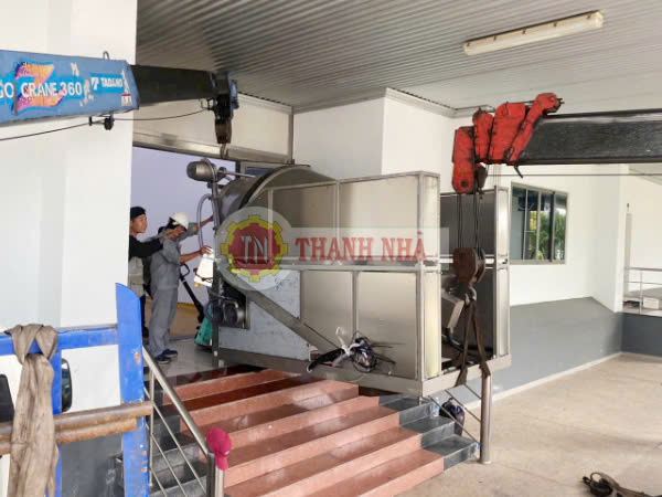 Tài xế đang bàn giao hàng hoá tại KCN Long Sơn