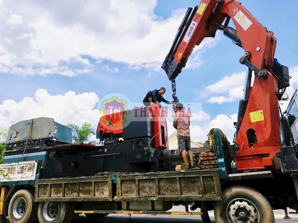 Xe cẩu Thanh Nhã đang làm việc