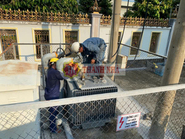 Tài xế Thanh Nhã đang bốc dỡ hàng