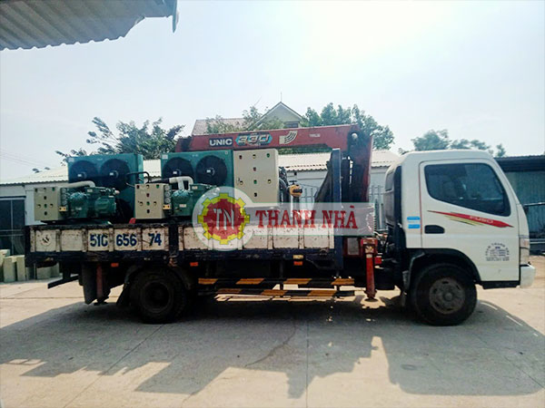 Xe nâng cẩu Thanh Nhã chở hàng hoá cho khách