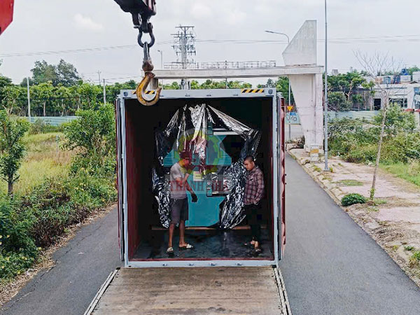 Xe cẩu Thanh Nhã nhận hàng ở Nhà Bè