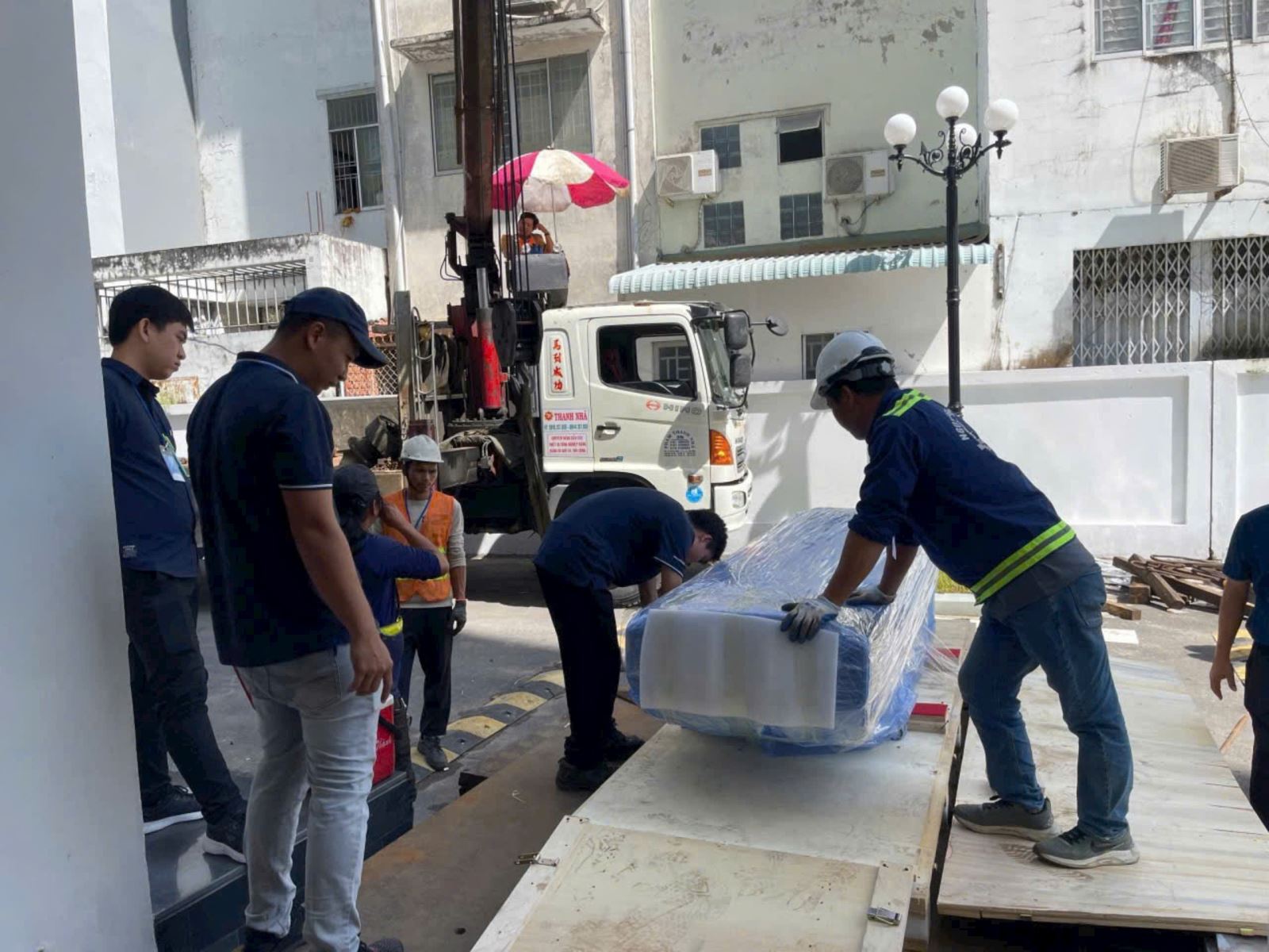 Đội ngũ tài xế Thanh Nhã hỗ trợ khách hàng bốc dở hàng hoá