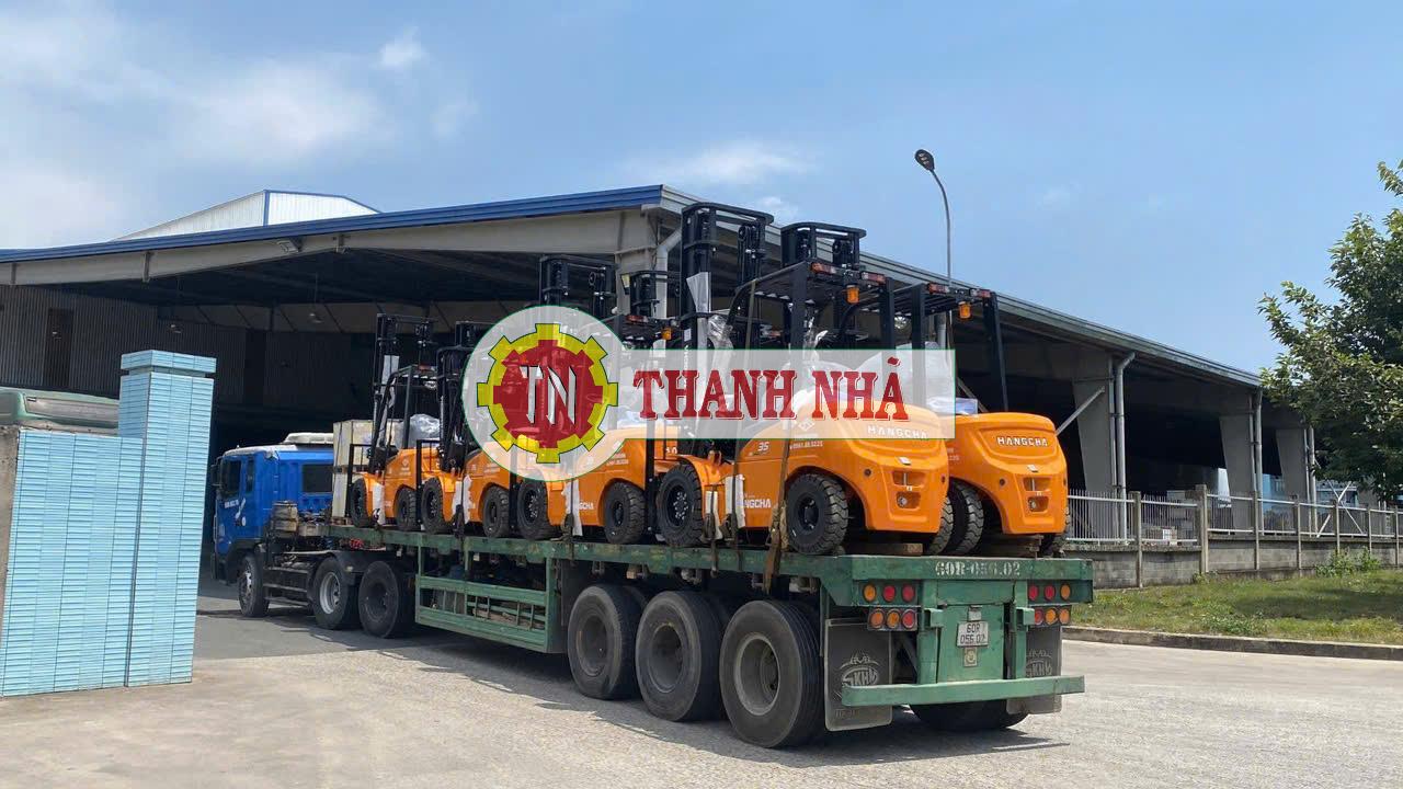 Xe cẩu Thanh Nhã đang vận chuyển hàng