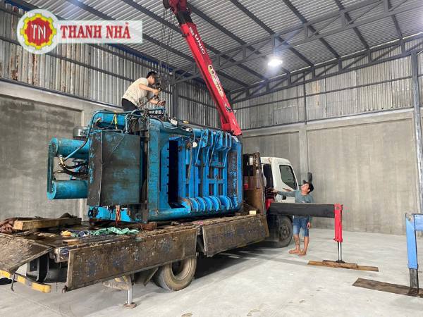 Cho Thuê Xe Cẩu Vận Chuyển Máy Ép Phế Liệu Khu Vực TPHCM: Uy Tín, An Toàn, Giá Rẻ