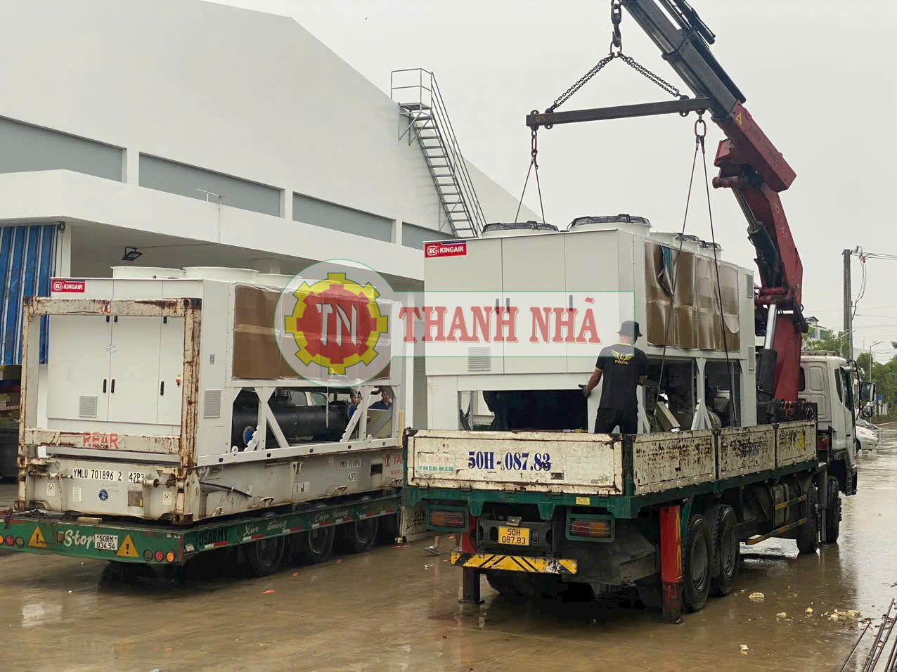Cho thuê xe cẩu vận chuyển máy làm lạnh nước giải nhiệt gió Cho thuê xe cẩu vận chuyển máy làm lạnh nước giải nhiệt gió