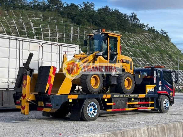 Cho thuê xe cẩu vận chuyển máy xúc lật kẹp gỗ đến Phường Mũi Né