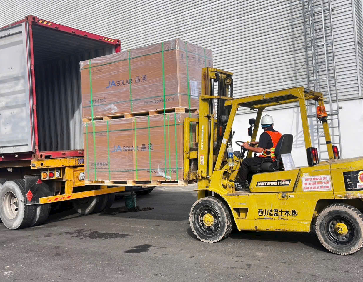 Cho Thuê Xe Nâng Vận Chuyển Pin Năng Lượng Mặt Trời Tại Lâm Đồng 